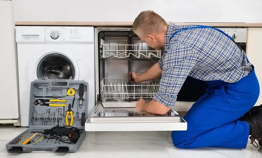 Cumayeri Bosch servisi teknisyen ekibi beyaz eşya tamiri yaparken
